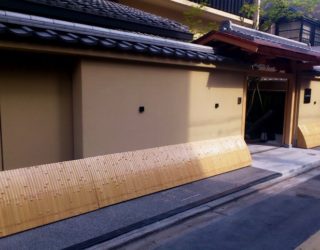 晒竹の犬矢来（駒寄せ）