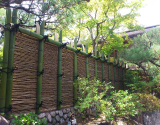 雅な雰囲気を楽しむ竹枝離宮垣