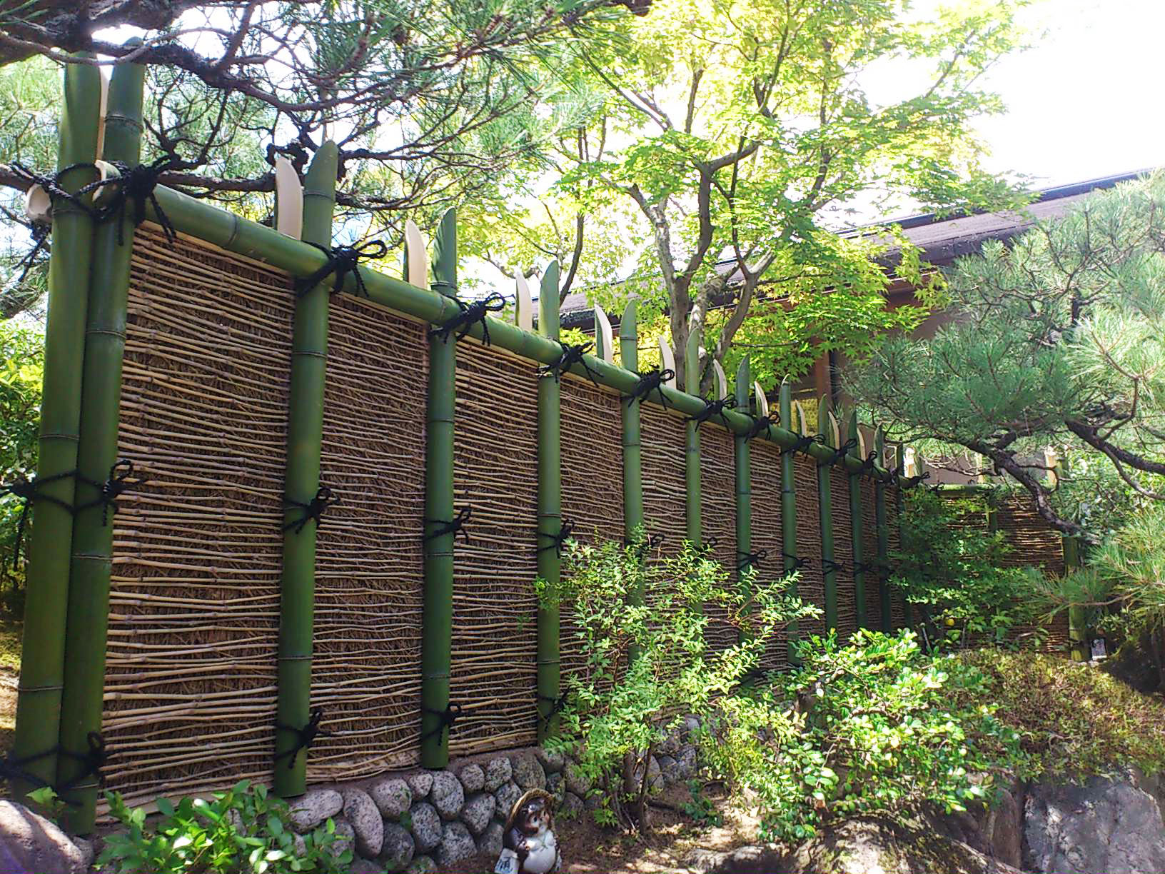 雅な雰囲気を楽しむ竹枝離宮垣