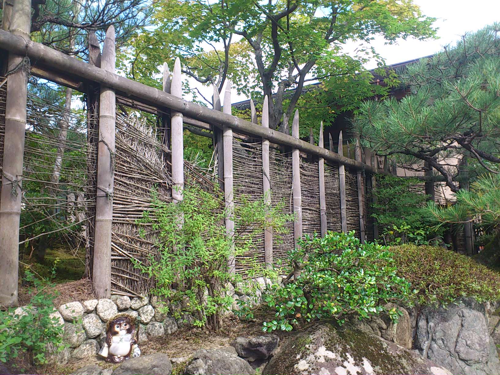 雅な雰囲気を楽しむ竹枝離宮垣