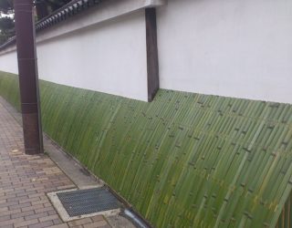 青竹の犬矢来（駒寄せ）