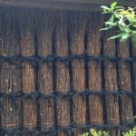 黒文字の松明垣