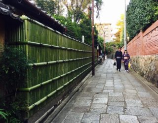 老舗旅館の建仁寺垣を一新！