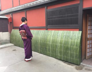 勾配がある犬矢来（駒寄せ）の施工