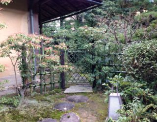 青竹の四ツ目垣・枝折戸で新年を迎える準備を