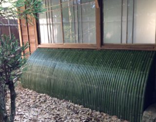 エアコンの室外機を犬矢来（駒寄せ）でお洒落にカバー