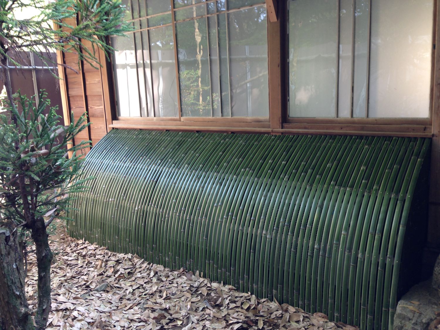 エアコンの室外機を犬矢来（駒寄せ）でお洒落にカバー