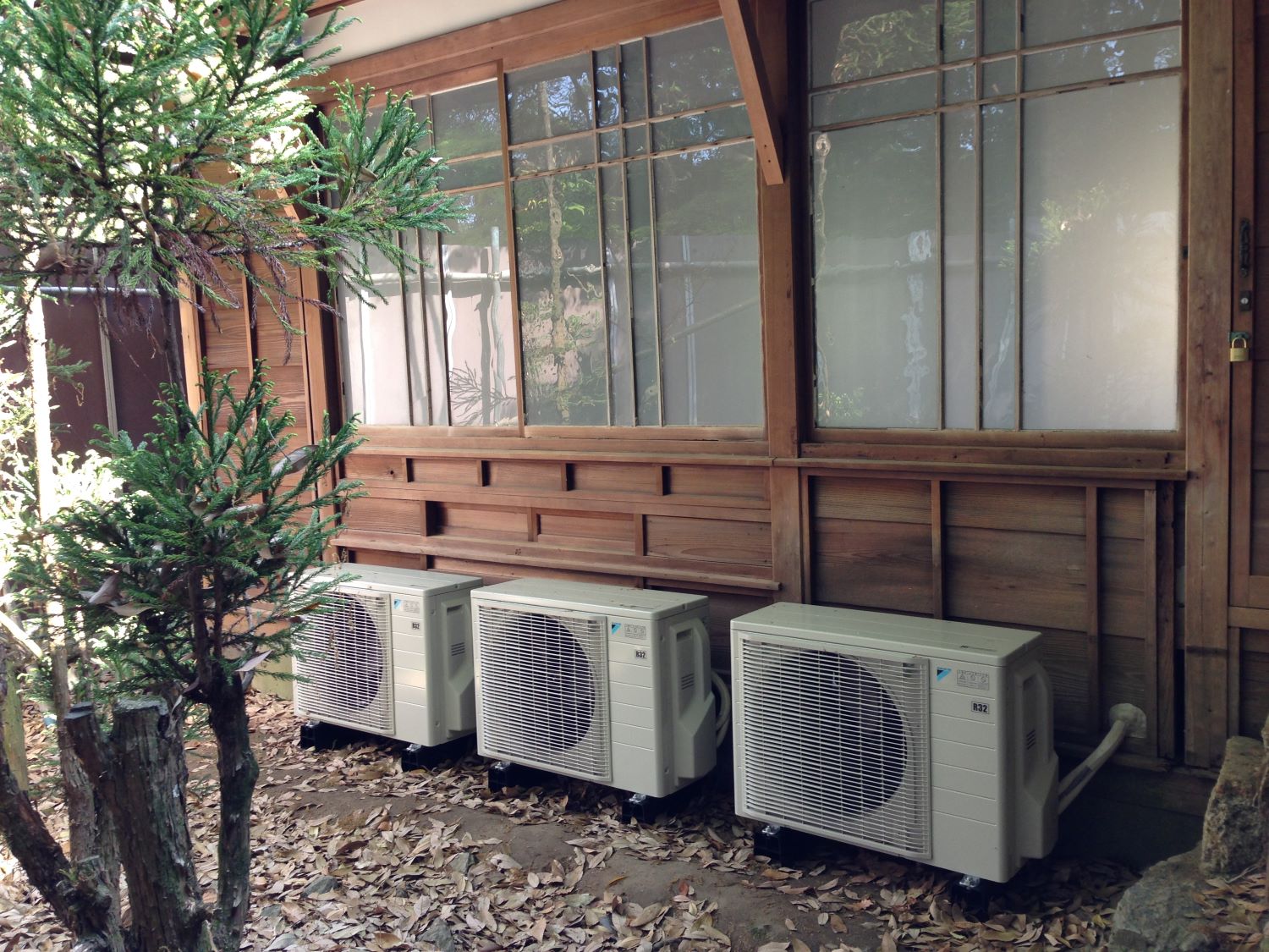 エアコンの室外機を犬矢来（駒寄せ）でお洒落にカバー