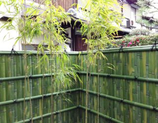 無機質なブロック塀が「建仁寺垣」で和みの空間に