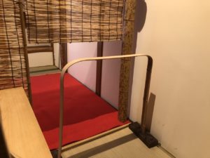 移動式の竹の茶室躙口