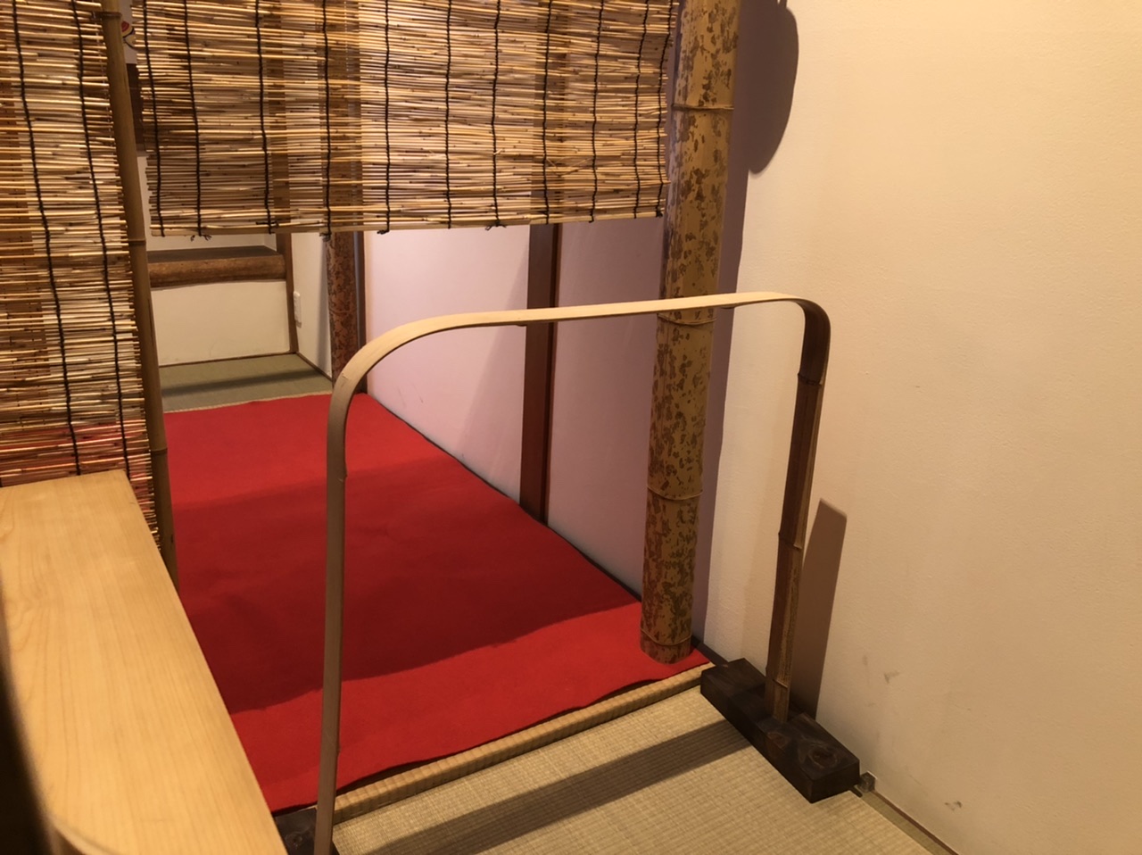 移動式の竹の茶室躙口