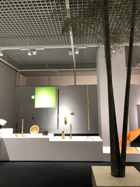 京都伝統産業ミュージアムで展示中の茶道具と天然青竹