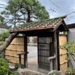 建仁寺垣と杉皮葺の屋根